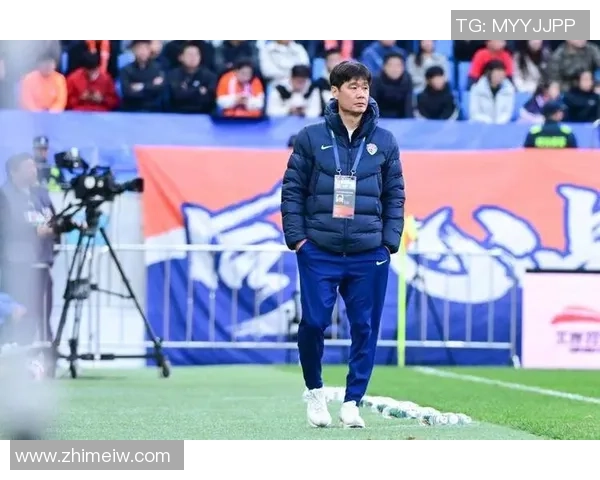 率队年头一输越南！曝50岁李霄鹏成国足新帅第2抢手 与邵佳一竞赛